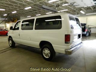 Ford Econoline Wagon 2011 photo 2