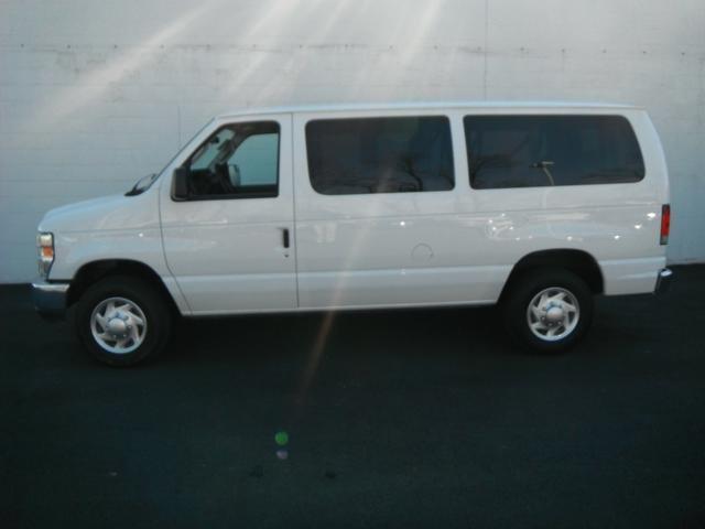 Ford Econoline Wagon 2011 photo 2
