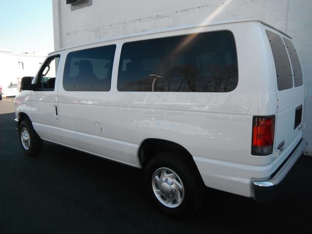 Ford Econoline Wagon 2011 photo 3