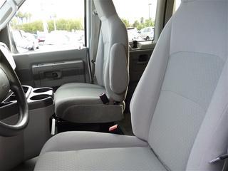 Ford Econoline Wagon 2011 photo 2