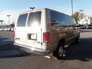 Ford Econoline Wagon 2011 photo 2