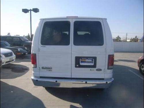 Ford Econoline Wagon 2011 photo 3