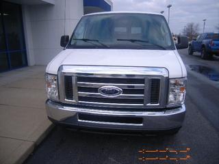 Ford Econoline Wagon 2011 photo 2