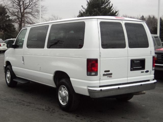 Ford Econoline Wagon 2011 photo 1