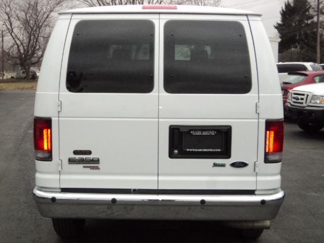 Ford Econoline Wagon 2011 photo 2