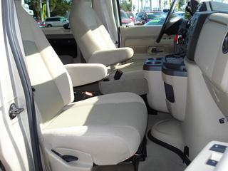 Ford Econoline Wagon 2011 photo 2