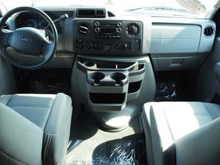 Ford Econoline Wagon 2011 photo 2