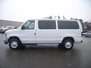 Ford Econoline Wagon 2011 photo 2