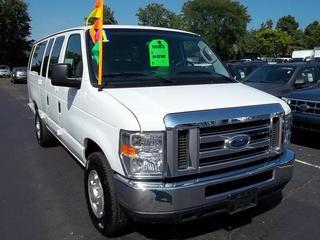 Ford Econoline Wagon 2011 photo 2