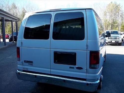 Ford Econoline Wagon 2011 photo 2