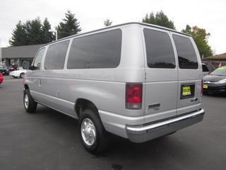 Ford Econoline Wagon 2011 photo 2