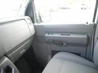 Ford Econoline Wagon 2011 photo 2