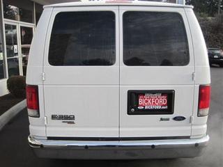 Ford Econoline Wagon 2011 photo 2