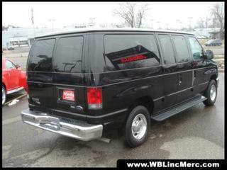 Ford Econoline Wagon 2011 photo 2