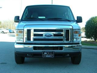 Ford Econoline Wagon 2011 photo 2