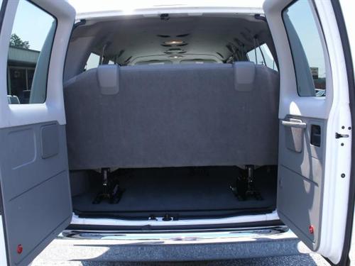 Ford Econoline Wagon 2011 photo 2