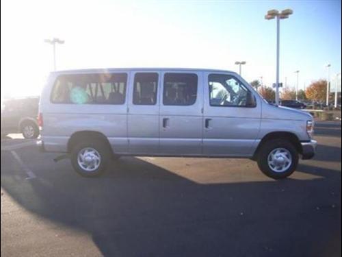 Ford Econoline Wagon 2011 photo 3