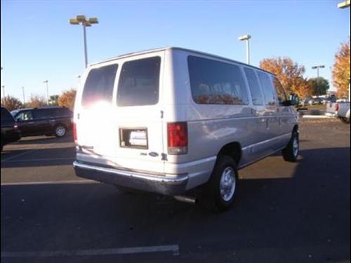 Ford Econoline Wagon 2011 photo 4