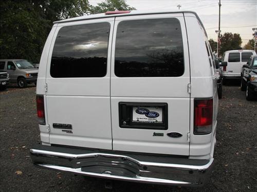Ford Econoline Wagon 2011 photo 2