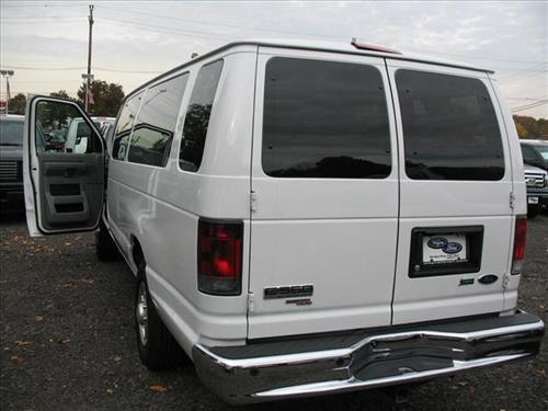 Ford Econoline Wagon 2011 photo 3