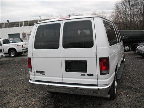 Ford Econoline Wagon 2011 photo 2