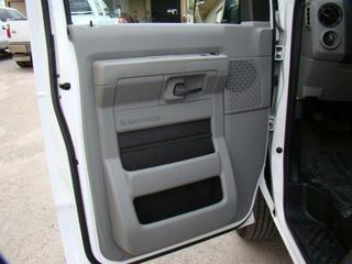 Ford Econoline Wagon 2011 photo 2