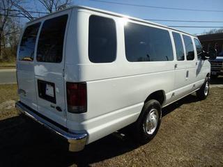 Ford Econoline Wagon 2011 photo 2