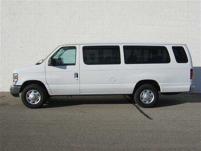 Ford Econoline Wagon 2011 photo 3