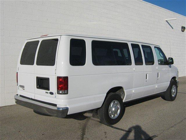 Ford Econoline Wagon 2011 photo 4