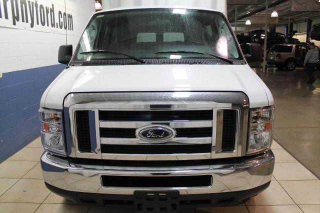 Ford Econoline Wagon 2011 photo 2