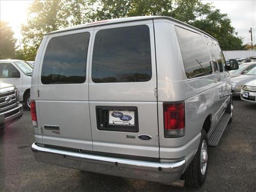 Ford Econoline Wagon 2011 photo 2