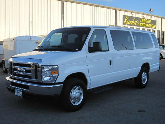 Ford Econoline Wagon 2011 photo 2