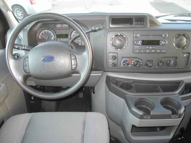 Ford Econoline Wagon 2011 photo 4