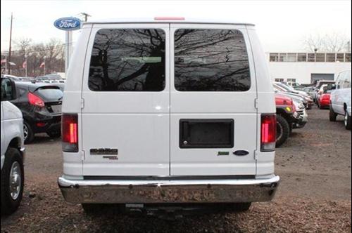 Ford Econoline Wagon 2011 photo 2