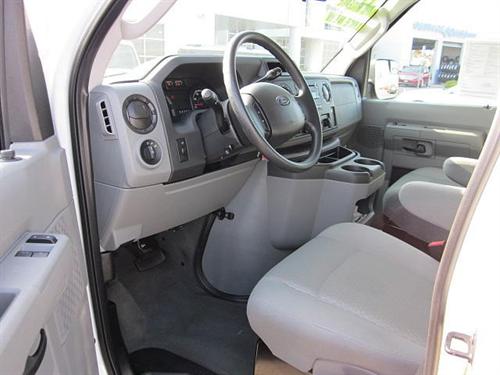 Ford Econoline Wagon 2011 photo 2