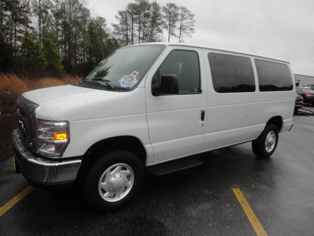 Ford Econoline Wagon 2011 photo 1