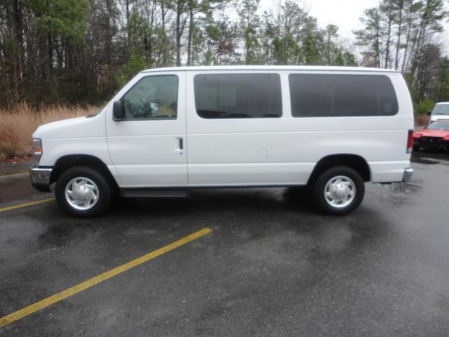 Ford Econoline Wagon 2011 photo 3