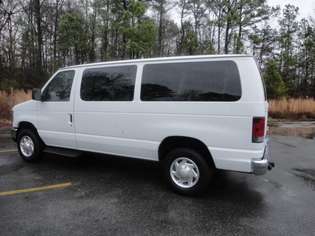 Ford Econoline Wagon 2011 photo 4