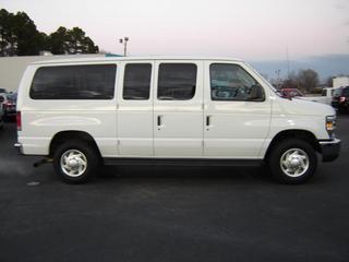 Ford Econoline Wagon 2011 photo 2