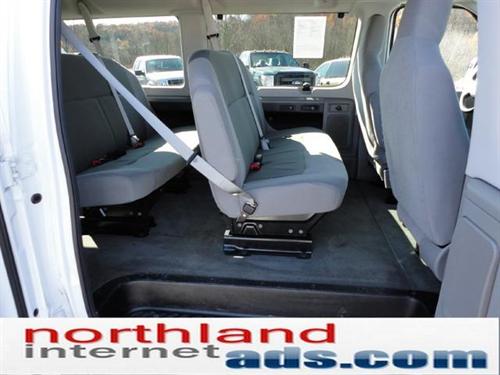 Ford Econoline Wagon 2011 photo 2