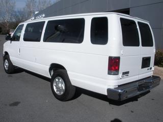Ford Econoline Wagon 2011 photo 2