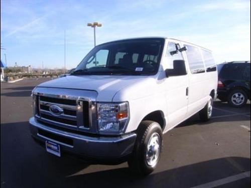 Ford Econoline Wagon 2011 photo 2