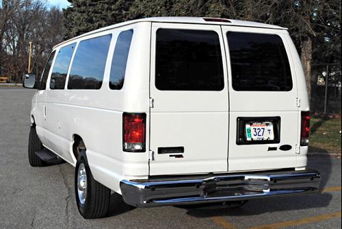 Ford Econoline Wagon 2011 photo 2