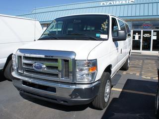 Ford Econoline Wagon 2011 photo 2