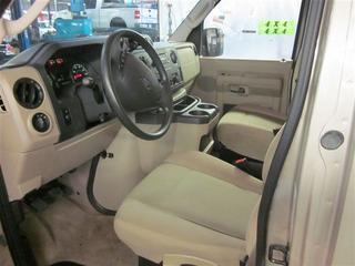 Ford Econoline Wagon 2011 photo 2