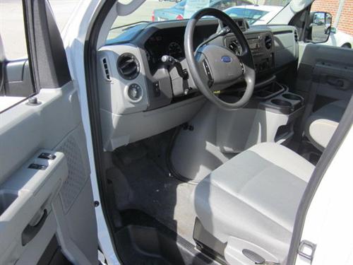 Ford Econoline Wagon 2011 photo 2