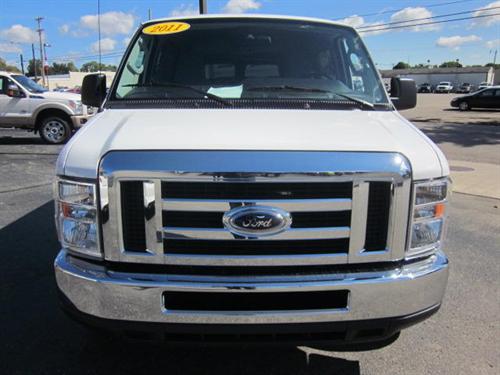 Ford Econoline Wagon 2011 photo 3