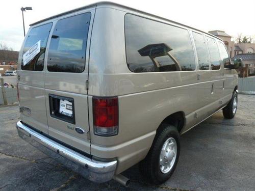 Ford Econoline Wagon 2011 photo 1