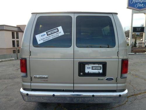 Ford Econoline Wagon 2011 photo 2