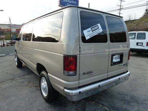 Ford Econoline Wagon 2011 photo 3